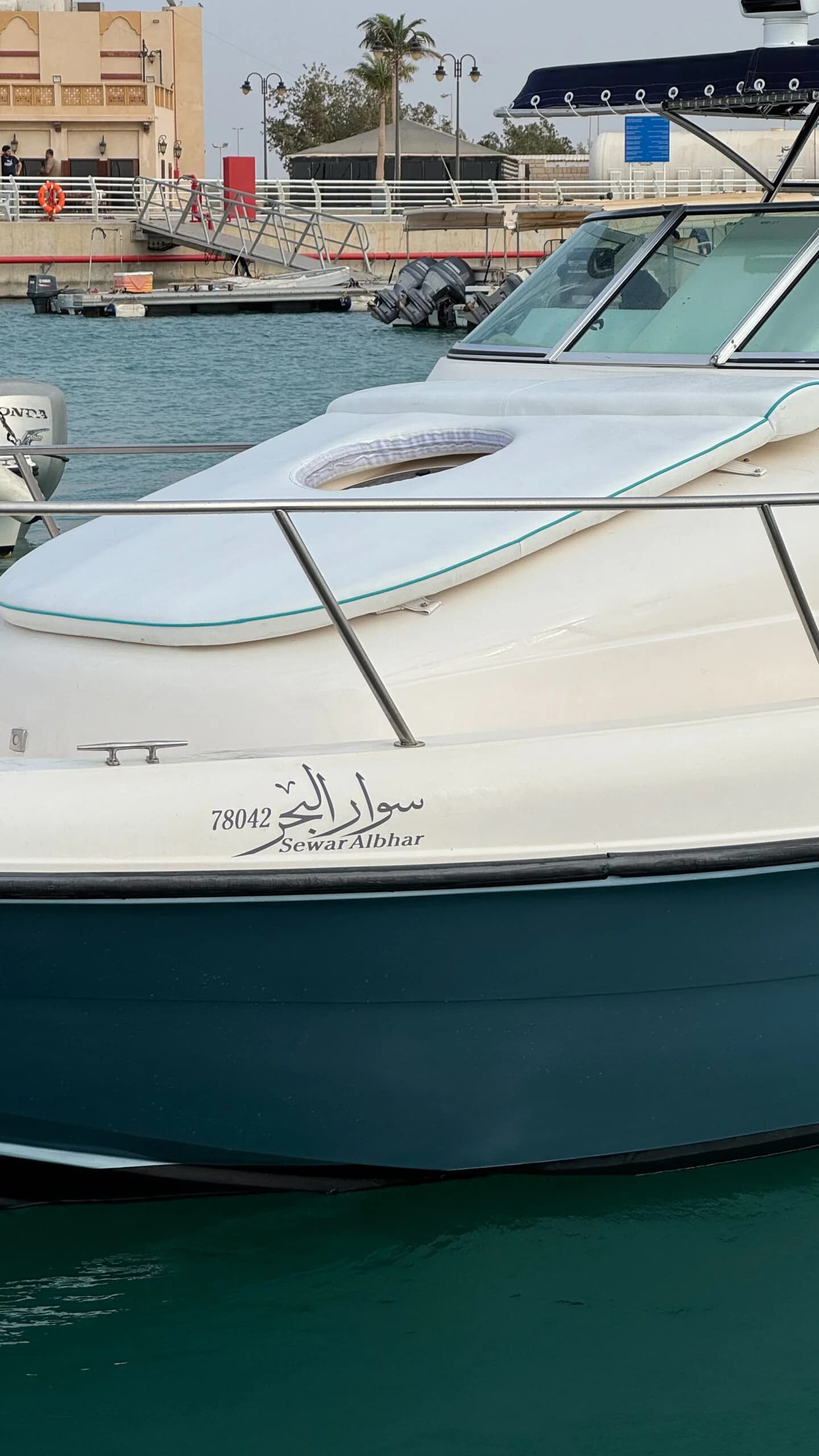 تأجير قارب صيد في جدة مجهز للانطلاق من مرسى ثول مع سوار البحرية